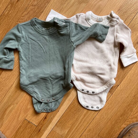 Goumi Infant Set of Two Onesies Sz 3-6 Months - Picture 1 of 3